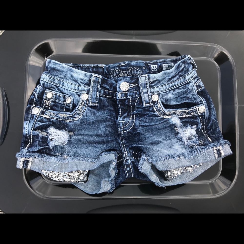 Size 23 Miss Me shorts 😍